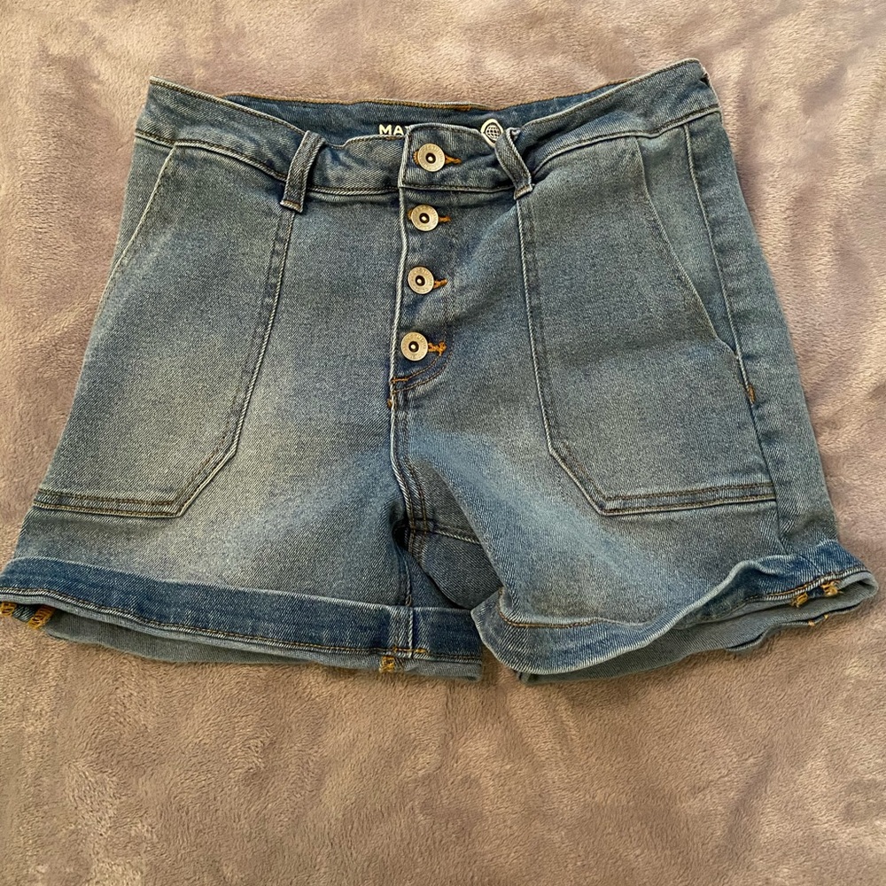 MAXSTUDIO Denim Size 8 Buttoned Jean Shorts